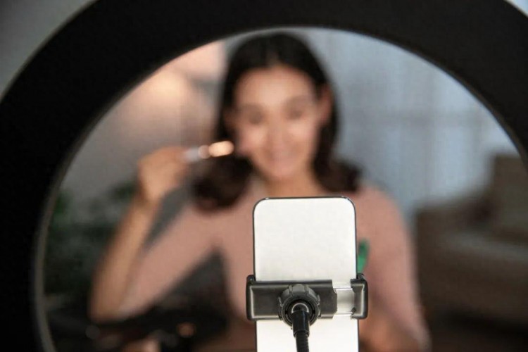 购买“养熟”社交平台帐号带货后,她被举报封号…